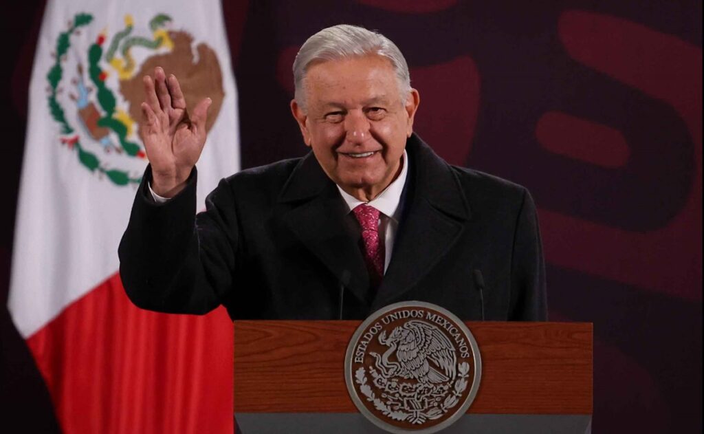 AMLO recibe protección militar y 21 mil pesos al mes