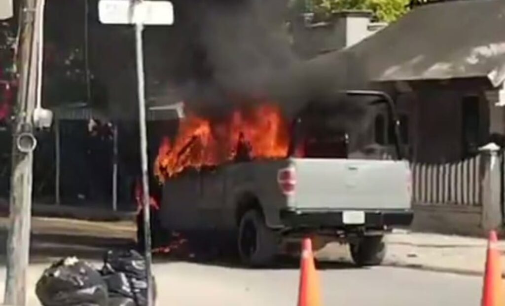 Se incendia camioneta de la Secretaría de Marina en Yucatán oficial resulta ileso