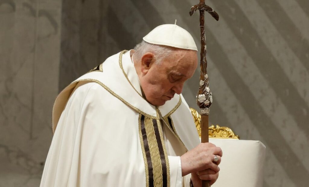 Papa Francisco sufre una caída le inmovilizan el brazo por precaución