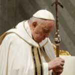 Papa Francisco sufre una caída le inmovilizan el brazo por precaución