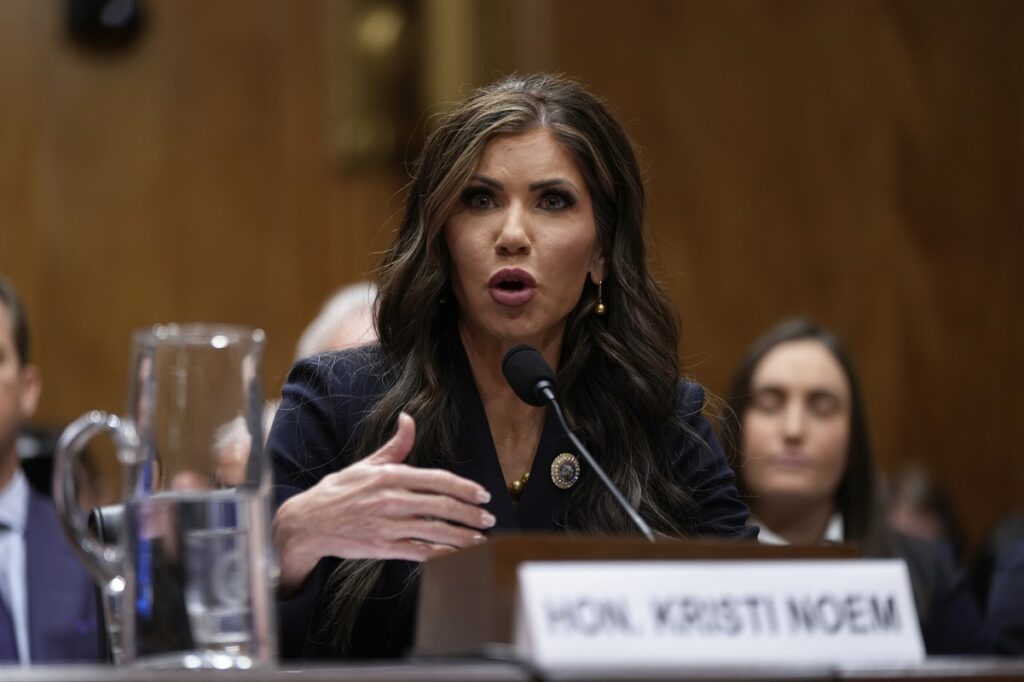 Kristi Noem, nominada para secretaria de Seguridad Nacional de EU, por restablecer Quédate en México y fin de CBP One