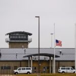 Trump evalúa usar la base de Guantánamo para detener a migrantes indocumentados prevén usar todos los recursos para deportación