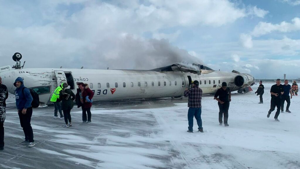 Accidente aéreo en Canadá Avión se voltea en pista de aterrizaje de Aeropuerto de Toronto