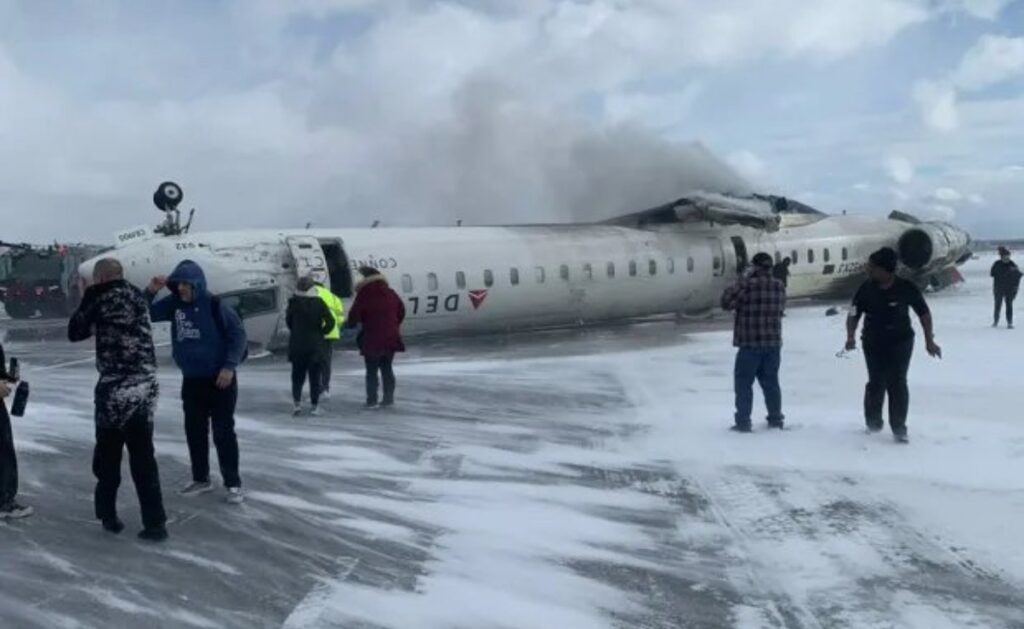 Avión de Delta Airlines sufre accidente en aeropuerto de Toronto queda volcado sobre la pista