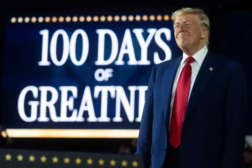Con amenazas contra migrantes y jueces, celebra Trump 100 días de gobierno