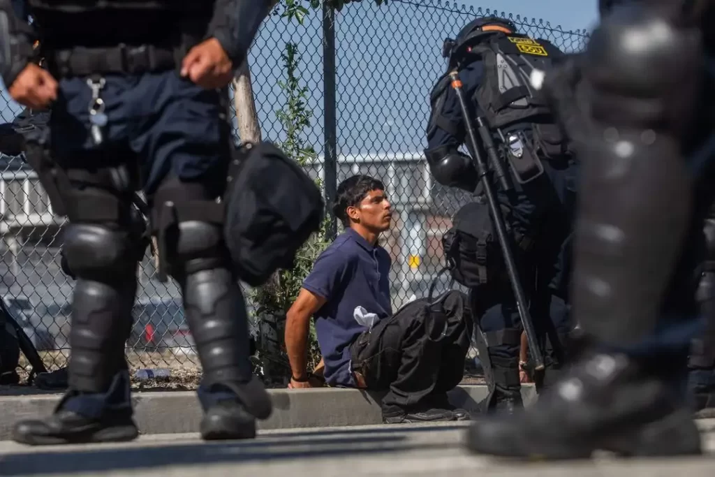 Amenaza la Casa Blanca con replicar en EU redadas de Los Ángeles
