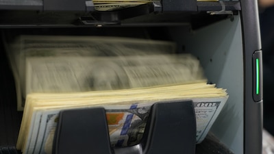Dólarrompe el piso de 19 pesos por primera vez desde agosto
