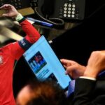 Otro autogol de Adán Augusto Captan al senador de Morena leyendo de futbol en debate sobreinundaciones